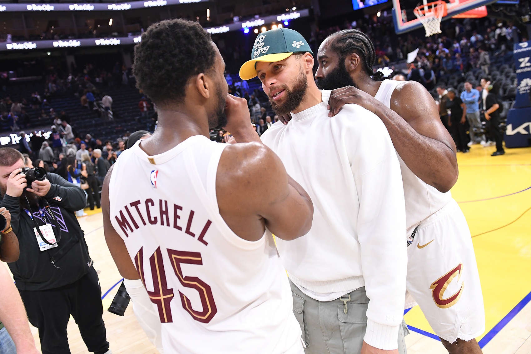 开云体育-张佳玮：库里本赛季只打一半但有7个3+1排联盟第三 哈登14个第一