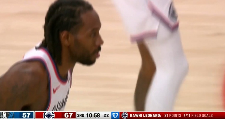 探囊取物！伦纳德冲击内线抛投得手 完成连续55场得分20+