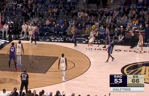 半场：勇士以66-53领先国王，库里7投4中砍下14分3篮板